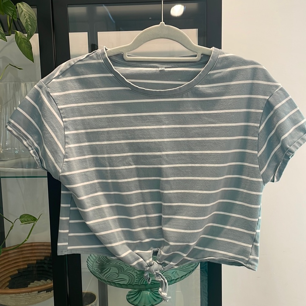Girl’s large striped crop tee with tie.